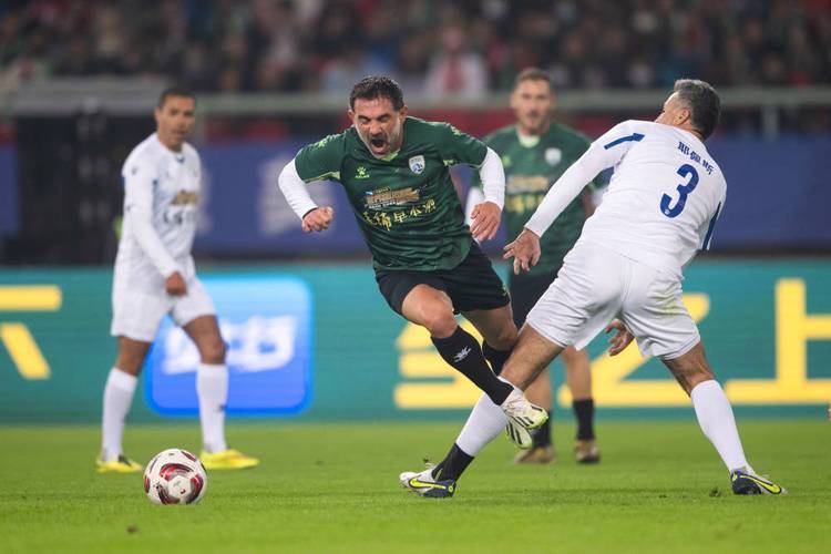 中超排位賽第19輪青島黃海0-2深圳佳兆業 普雷西亞多王永珀先後建功.